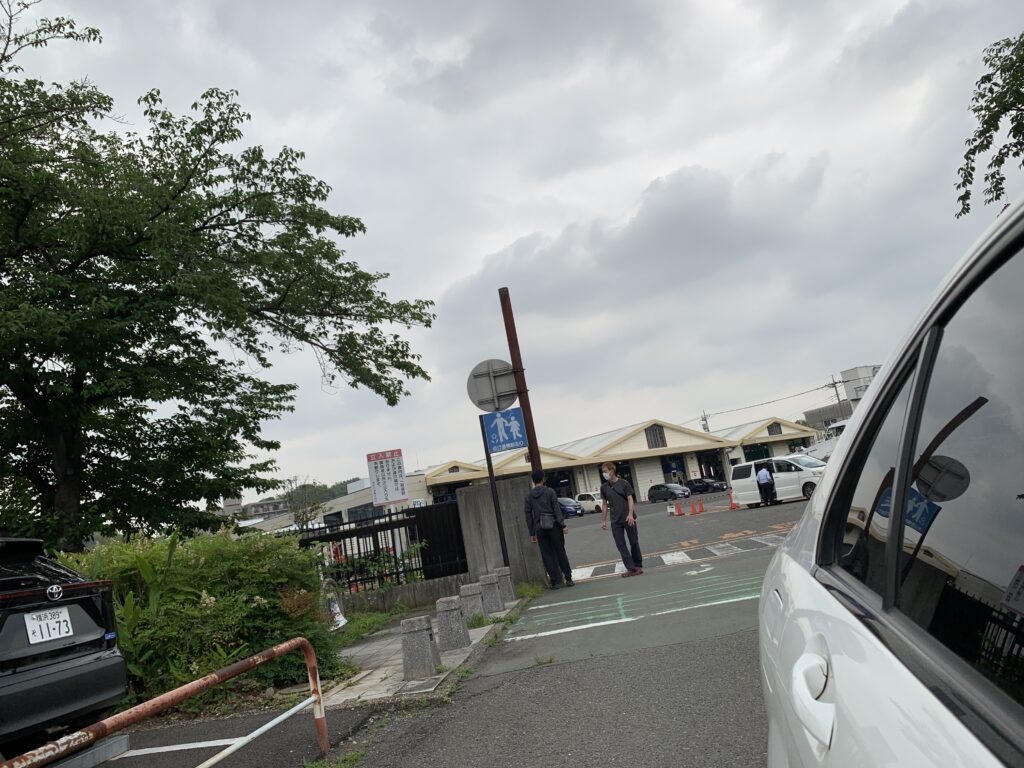 神奈川の運輸支局の門